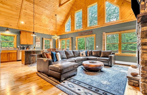 Bethel Chalet De Esquí | 6 min to Sunday River-Hot Tub-Fire Pit-Theater-Game Room-Sleeps 12