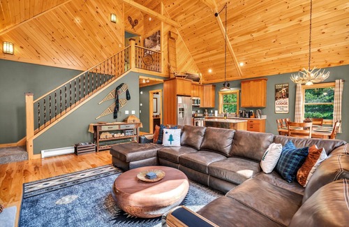 Bethel Chalet De Esquí | 6 min to Sunday River-Hot Tub-Fire Pit-Theater-Game Room-Sleeps 12