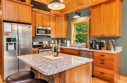 Bethel Chalet De Esquí | 6 min to Sunday River-Hot Tub-Fire Pit-Theater-Game Room-Sleeps 12