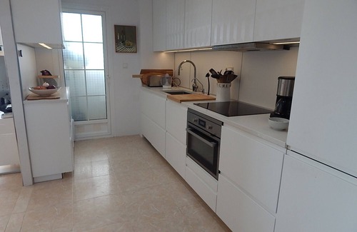 Pueblo Latino Apartamento | 6 min walk to Mil Palmeras seafront, restaurants and bars, great for Padel