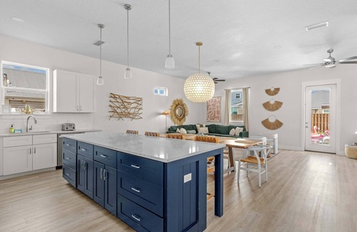 Crescent Beach Casa | 6 min walk to beach!|Pool|Beach chairs