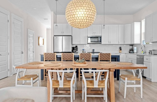 Crescent Beach Casa | 6 min walk to beach!|Pool|Beach chairs