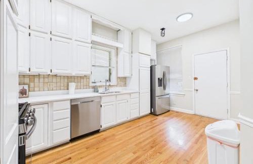 Wrigleyville Apartamento | 6 Min Walk to Wrigley King Bed and Parking