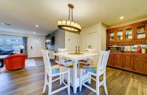 South Pinellas Community Council Casa | 6 minutes to Beach, Entire Home w/lots of beach gear, Heated Pool, Sleeps 12