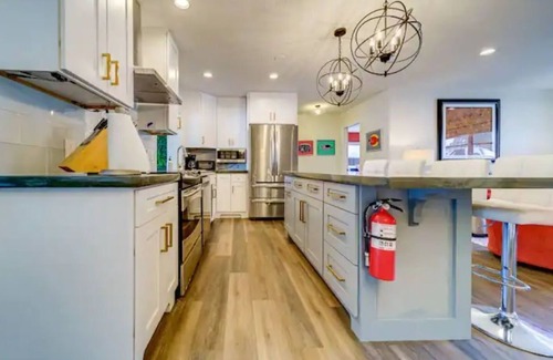 South Pinellas Community Council Casa | 6 minutes to Beach, Entire Home w/lots of beach gear, Heated Pool, Sleeps 12