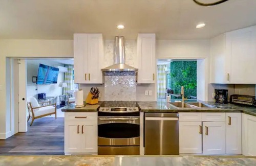 South Pinellas Community Council Casa | 6 minutes to Beach, Entire Home w/lots of beach gear, Heated Pool, Sleeps 12