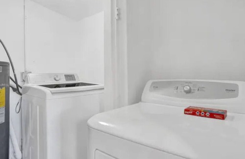 Davie Casa | 6| Near Guitar Hotel & Fll Airport |3 Bedroom House| Centrally Located