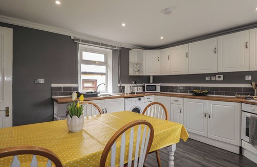 Hopeman Cabaña | 6 NEW STREET, pet friendly, country holiday cottage in Hopeman