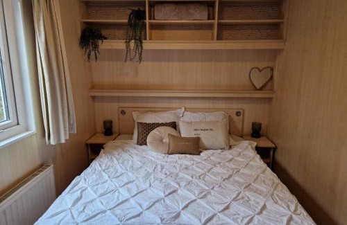 Noordoostelijk van Schaarsbergen Chalet De Esquí | 6 persoons chalet op de Veluwe bij binnen en buiten zwembad