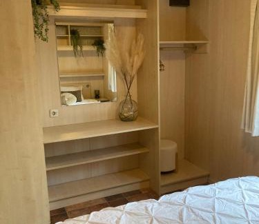 Noordoostelijk van Schaarsbergen Chalet De Esquí | 6 persoons chalet op de Veluwe bij binnen en buiten zwembad