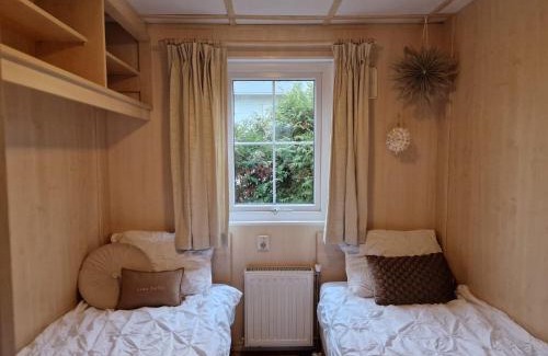 Noordoostelijk van Schaarsbergen Chalet De Esquí | 6 persoons chalet op de Veluwe bij binnen en buiten zwembad