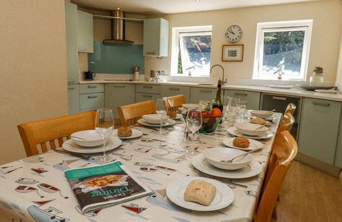 Poole Cabaña | 6 RED SAILS, family friendly, luxury holiday cottage in Sandbanks