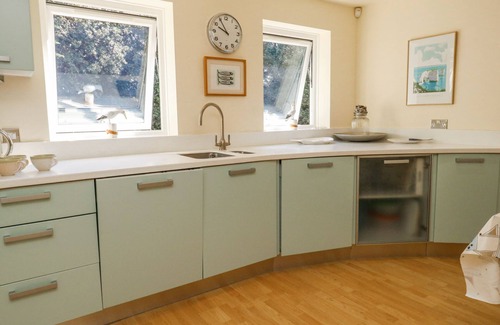 Poole Cabaña | 6 RED SAILS, family friendly, luxury holiday cottage in Sandbanks