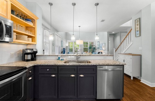 Laurel Grove Casa | 6 Seat Golf Cart ~ Screened Wraparound Porch ~ Resort Pools & Beach