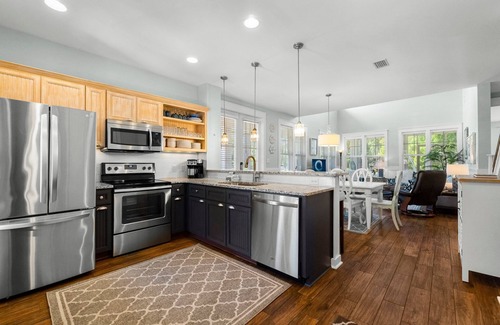 Laurel Grove Casa | 6 Seat Golf Cart ~ Screened Wraparound Porch ~ Resort Pools & Beach