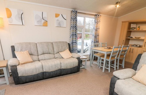 South Lakeland Leisure Village Cabina | 6 SHERWOOD, pet friendly, character holiday cottage in Tewitfield