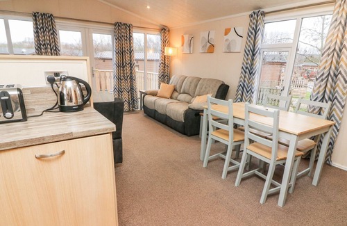 South Lakeland Leisure Village Cabina | 6 SHERWOOD, pet friendly, character holiday cottage in Tewitfield