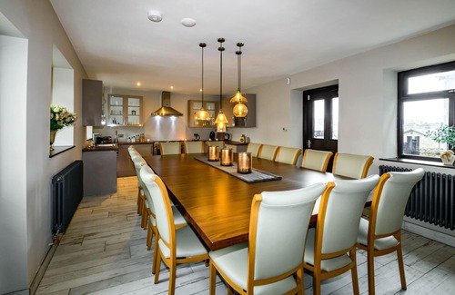 Kendal Casa | 6 Star Luxury Large Manor. Hot Tub, Cave Bar, Lake District,