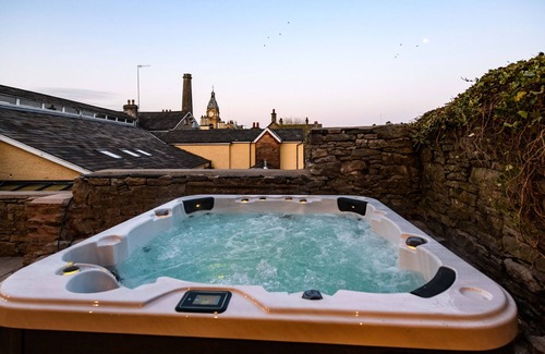 Kendal Casa | 6 Star Luxury Large Manor. Hot Tub, Cave Bar, Lake District,