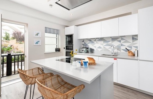 Porth Casa | 6 The Strand sleeps 8 guests, footsteps from Porth beach