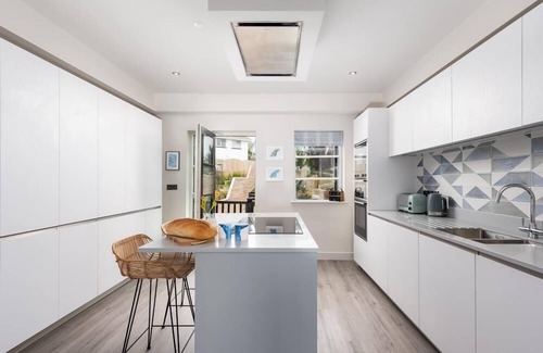 Porth Casa | 6 The Strand sleeps 8 guests, footsteps from Porth beach