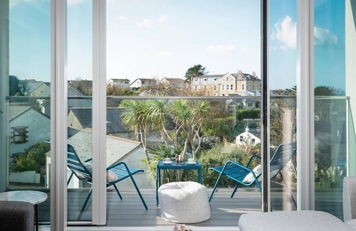 Porth Casa | 6 The Strand sleeps 8 guests, footsteps from Porth beach