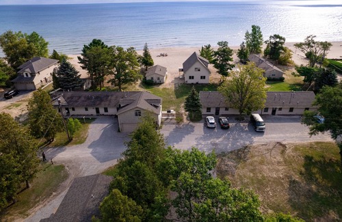 Northeastern Michigan Cabaña | #6 Thomas' Parkside Cottages, 2 BR Beach Cottage on Lake Huron, Downtown local