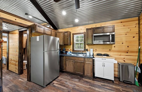Hico Cabina | 6 Tiny Town Bunk House Tiny Home Animals Fire