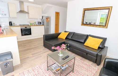 Freshwater Cabaña | 6 YARMOUTH COTTAGES, pet friendly, with a garden in Freshwater