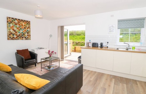 Freshwater Cabaña | 6 YARMOUTH COTTAGES, pet friendly, with a garden in Freshwater