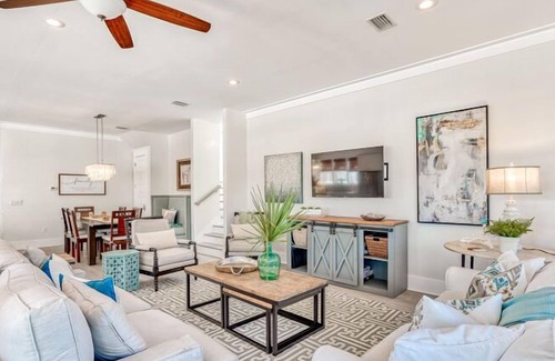 Village of Sugar Beach Casa | 600+ FREE Activities / Sand Dollar Retreat / Huge Screened Porch / Steps to Pool / 4 Bikes
