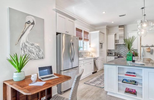 Village of Sugar Beach Casa | 600+ FREE Activities / Sand Dollar Retreat / Huge Screened Porch / Steps to Pool / 4 Bikes