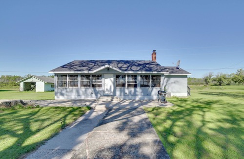 Oconto Cabaña | 600' of Green Bay Frontage & Dock: Cozy Cottage