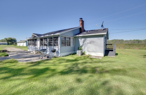 Oconto Cabaña | 600' of Green Bay Frontage & Dock: Cozy Cottage