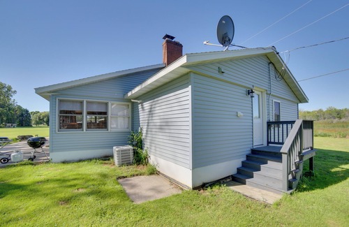 Oconto Cabaña | 600' of Green Bay Frontage & Dock: Cozy Cottage