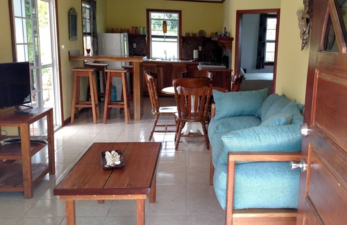 Forest Home Casa | 600 pies cuadrados Casita w / piscina para alquiler a corto o largo plazo