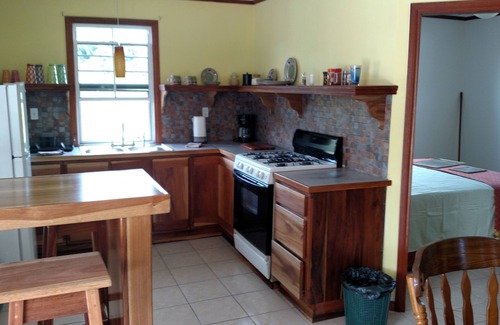Forest Home Casa | 600 pies cuadrados Casita w / piscina para alquiler a corto o largo plazo