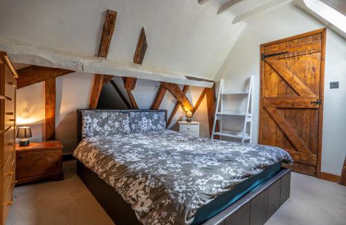 Harlow Casa | 600 Year Old Toddbrook Barn Sleeps 11