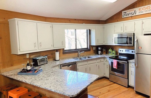 Cleveland Cabina | 602 FIVE Star Reviews | Views | Pool Table & Ping Pong | Pet Friendly | Firepit
