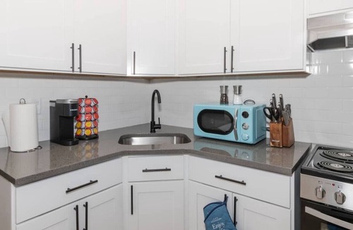 Albany Apartamento | 610) Large Studio Downtown with Pool Table