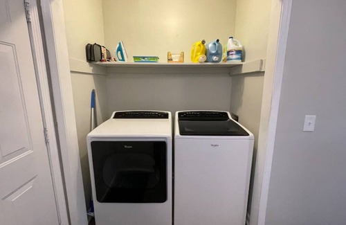 Commerce Apartamento | 642 Ridgeway · NEW! King Beds, 86` Roku TV, Firepit & Grill