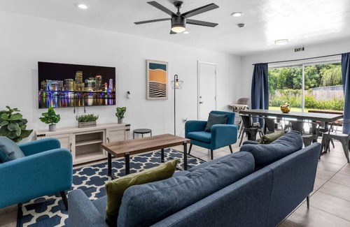 West Hollywood Casa | 6465 Moshe · Serene Poolside Family Home