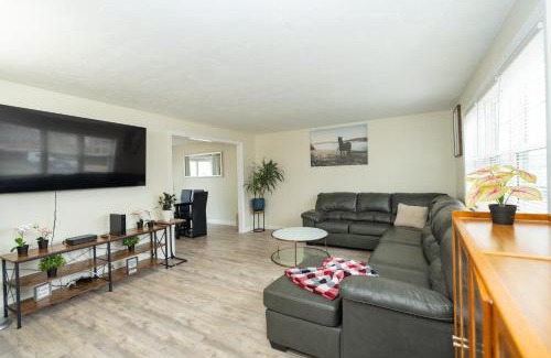 Randolph Apartamento | 65 - 5BR Randolph - Elegant Haven near Dog Park