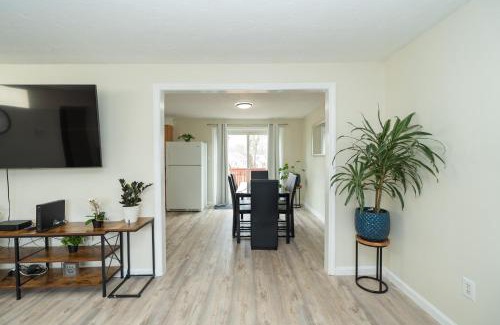 Randolph Apartamento | 65 - 5BR Randolph - Elegant Haven near Dog Park