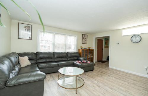 Randolph Apartamento | 65 - 5BR Randolph - Elegant Haven near Dog Park