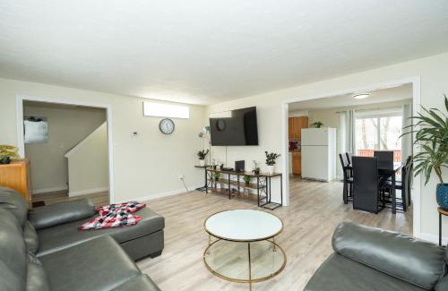 Randolph Apartamento | 65 - 5BR Randolph - Elegant Haven near Dog Park