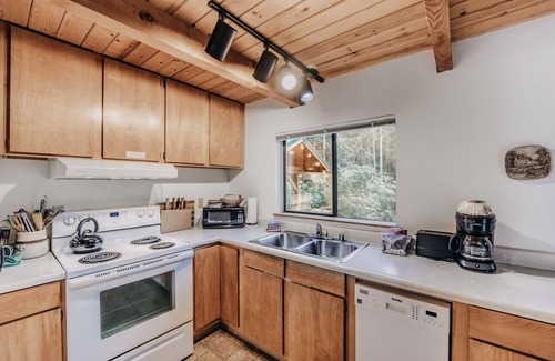 Maple Falls Cabina | 67mf- Hot Tub - Pets Ok - Bbq - Sleeps 5 3 Bedroom Home by RedAwning