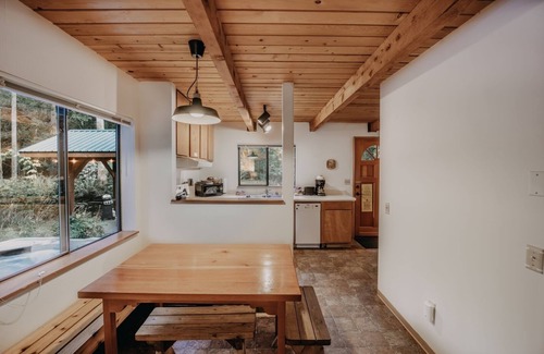 Maple Falls Cabina | 67mf- Hot Tub - Pets Ok - Bbq - Sleeps 5 3 Bedroom Home by RedAwning