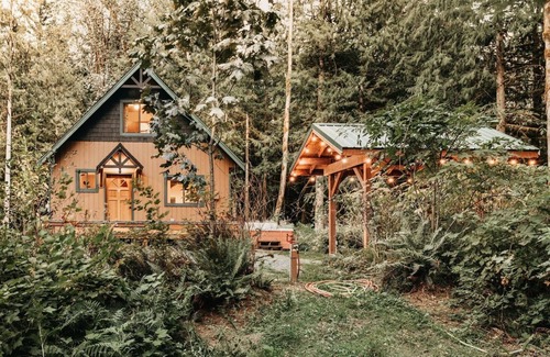 Maple Falls Cabina | 67mf- Hot Tub - Pets Ok - Bbq - Sleeps 5 3 Bedroom Home by RedAwning