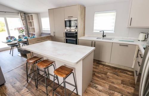 Pendine Cabaña | 69 THE PADDOCKS, pet friendly, country holiday cottage in Pendine